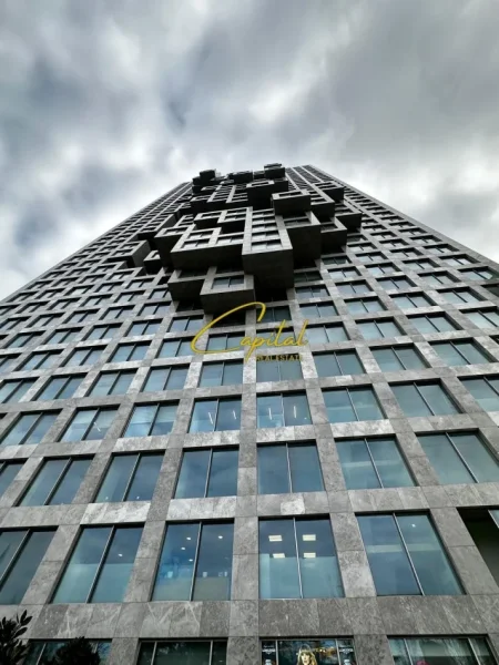 Tirane, jepet me qera apartament 1+1 Kati 27, 110 m² 2.000 € ( DOWNTOWN ONE )