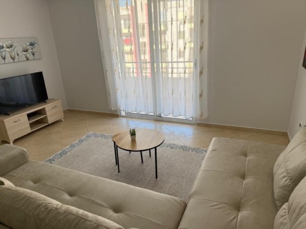 Tirane, jepet me qera apartament 1+1+Ballkon Kati 7, 74 m² 400 € (Yzberisht)