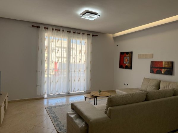 Tirane, jepet me qera apartament 1+1+Ballkon Kati 7, 74 m² 400 € (Yzberisht)