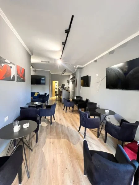 Tirane, jap me qera bar-kafe Kati 0, 50 m² 700 € (Don Bosko)