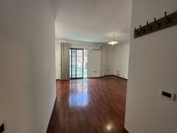 Tirane, jepet me qera ambjent biznesi Kati 2, 90 m² 820 € (Stadiumi Dinamo)