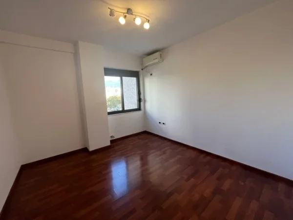 Tirane, jepet me qera ambjent biznesi Kati 2, 90 m² 820 € (Stadiumi Dinamo)