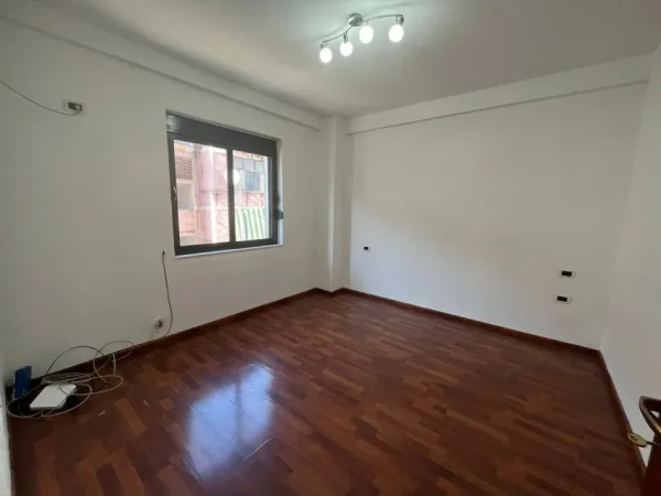 Tirane, jepet me qera ambjent biznesi Kati 2, 90 m² 820 € (Stadiumi Dinamo)