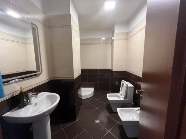 Tirane, jepet me qera ambjent biznesi Kati 2, 90 m² 820 € (Stadiumi Dinamo)