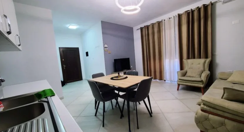 JEPET APARTAMENT 2+1 ME QIRA TE PALLATET E VERDHA TEK CASA ITALIA , 450 €uro
