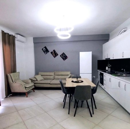 JEPET APARTAMENT 2+1 ME QIRA TE PALLATET E VERDHA TEK CASA ITALIA ,   450 €uro