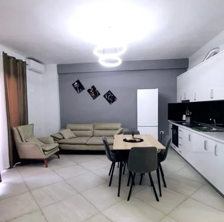 JEPET APARTAMENT 2+1 ME QIRA TE PALLATET E VERDHA TEK CASA ITALIA , 450 €uro