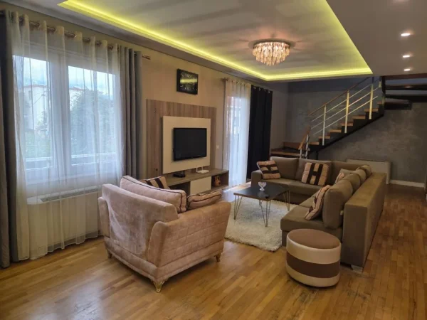 Tirane, jepet me qera apartament duplex 2+1 , 240 m² 1.000 € (Rruga Jordan Misja)
