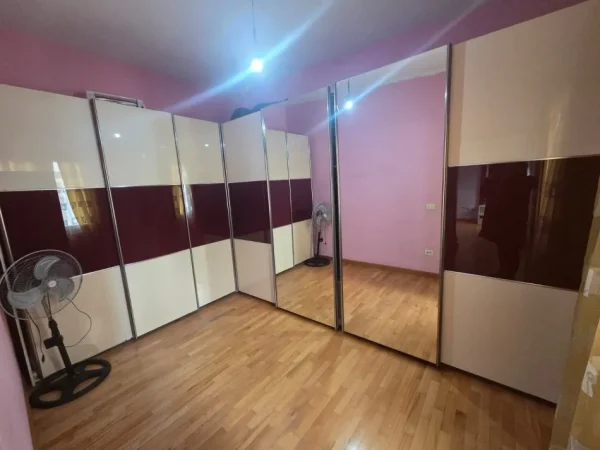 Tirane, jepet me qera apartament duplex 2+1 , 240 m² 1.000 € (Rruga Jordan Misja)