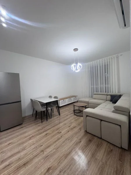 Tirane, jepet me qera apartament 1+1+Ballkon Kati 4, 70 m² 550 € (SIRI KODRA)