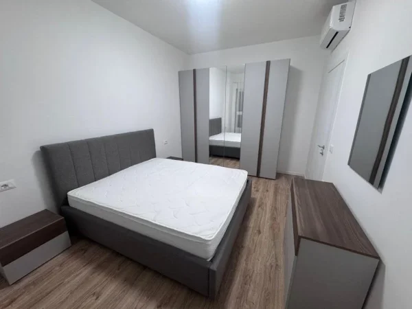 Tirane, jepet me qera apartament 1+1+Ballkon Kati 4, 70 m² 550 € (SIRI KODRA)