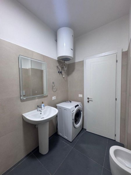 Tirane, jepet me qera apartament 1+1+Ballkon Kati 4, 70 m² 550 € (SIRI KODRA)