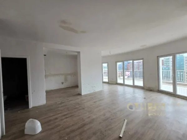 Tirane, jepet me qera zyre Kati 9, 224 m² 1.600 € (zogu i zi)