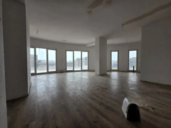 Tirane, jepet me qera zyre Kati 9, 224 m² 1.600 € (zogu i zi)