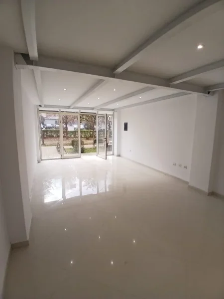 Tirane, jepet me qera ambjent biznesi Kati 0, 260 m² 2.600 € (Don Bosko)