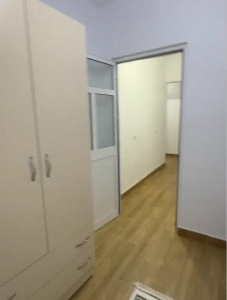 Tirane, jepet me qera Vile 2+1 Kati 3, 70 m² 350 € (Ali Demi)