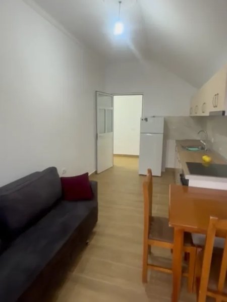 Tirane, jepet me qera Vile 2+1 Kati 3, 70 m² 350 € (Ali Demi)