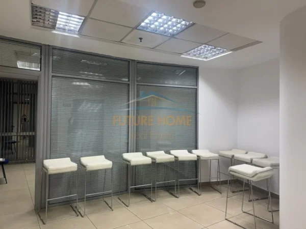 Tirane, jepet me qera ambjent biznesi Kati 7, 202 m² 2.200 € (SELVIA)