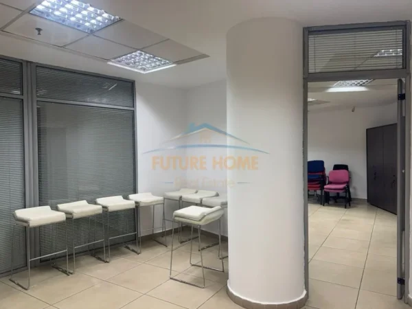 Tirane, jepet me qera ambjent biznesi Kati 7, 202 m² 2.200 € (SELVIA)
