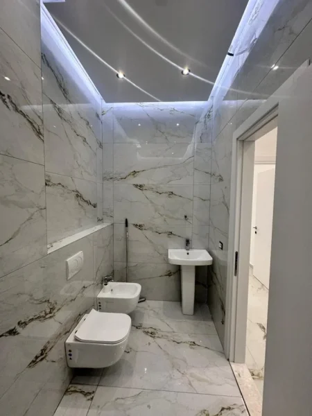 Tirane, jepet me qera zyre Kati 1, 70 m² (Bulevardi Migjeni)