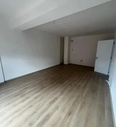 Tirane, jepet me qera ambjent biznesi Kati 6, 98 m² 670 € (Bulevardi i Ri)