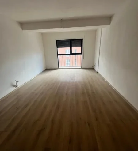 Tirane, jepet me qera ambjent biznesi Kati 6, 98 m² 670 € (Bulevardi i Ri)