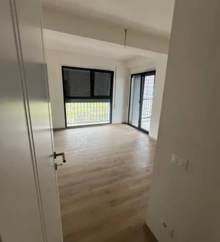 Tirane, jepet me qera ambjent biznesi Kati 6, 98 m² 670 € (Bulevardi i Ri)