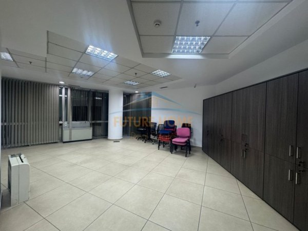 Tirane, jepet me qera ambjent biznesi Kati 7, 202 m² 2.200 € 