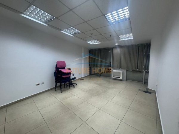 Tirane, jepet me qera ambjent biznesi Kati 7, 202 m² 2.200 € 