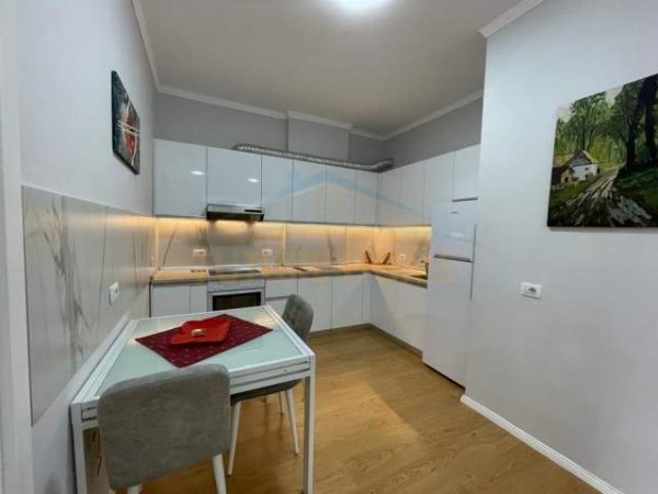Tirane, jepet me qera apartament 1+1 Kati 2, 95 m² 500 Euro (5 maji)