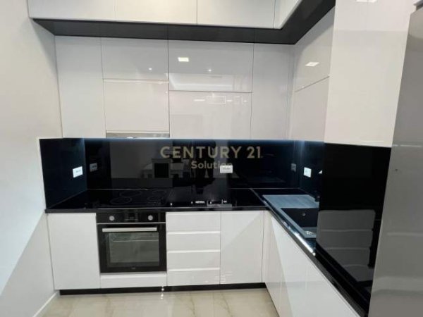 Tirane, jepet me qera apartament 1+1 Kati 1, 79 m² 550 Euro (Kopshti Botanik Zoologjik)