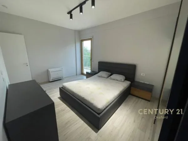 Tirane, jepet me qera apartament 3+1 Kati 5, 131 m² 2.000 Euro (Ish Blloku)