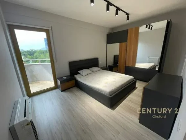 Tirane, jepet me qera apartament 3+1 Kati 5, 131 m² 2.000 Euro (Ish Blloku)