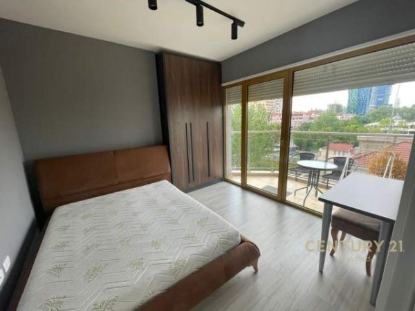 Tirane, jepet me qera apartament 3+1 Kati 5, 131 m² 2.000 Euro (Ish Blloku)