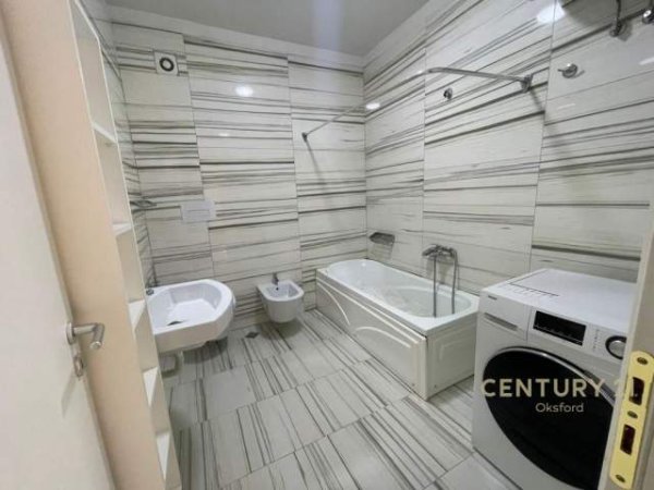 Tirane, jepet me qera apartament 3+1 Kati 5, 131 m² 2.000 Euro (Ish Blloku)