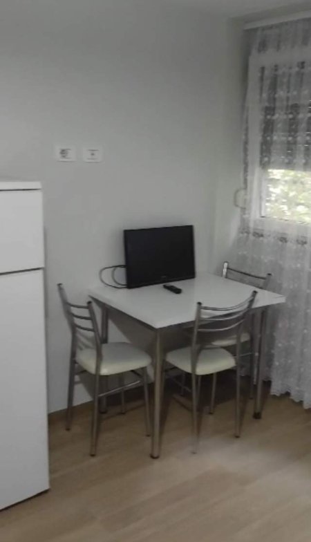 Tirane, jepet me qera garsonier Kati 3, 40 m² 280 Euro (Materniteti Ri)