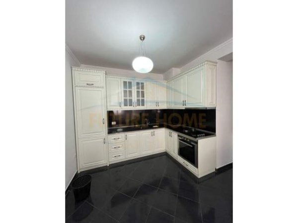 Tirane, jepet me qera apartament 1+1+BLK Kati 2, 120 m² 400 Euro (FRESKU)
