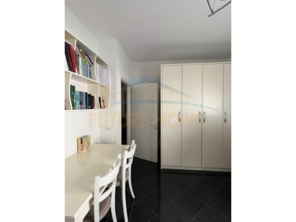 Tirane, jepet me qera apartament 1+1+BLK Kati 2, 120 m² 400 Euro (FRESKU)