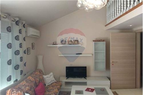 Tirane, jepet me qera apartament duplex 2+1 Kati 4, 450 Euro (Liqeni i Thate)