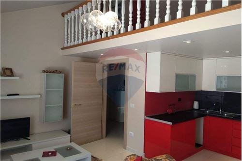 Tirane, jepet me qera apartament duplex 2+1 Kati 4, 450 Euro (Liqeni i Thate)