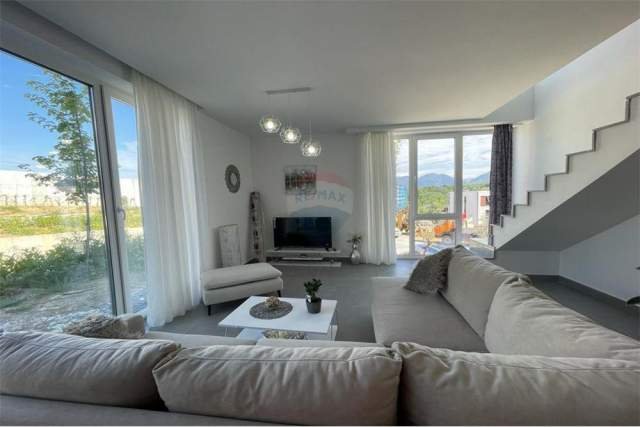 Tirane, jepet me qera apartament duplex 4+1+BLK Kati 1, 160 m² 1.600 Euro (Liqeni i Thatë)