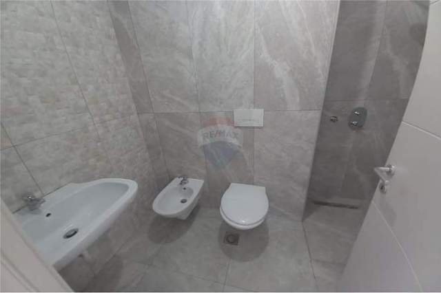 Tirane, jepet me qera apartament Kati 4, 117 m² 600 Euro (Bulevardi Zogu I)