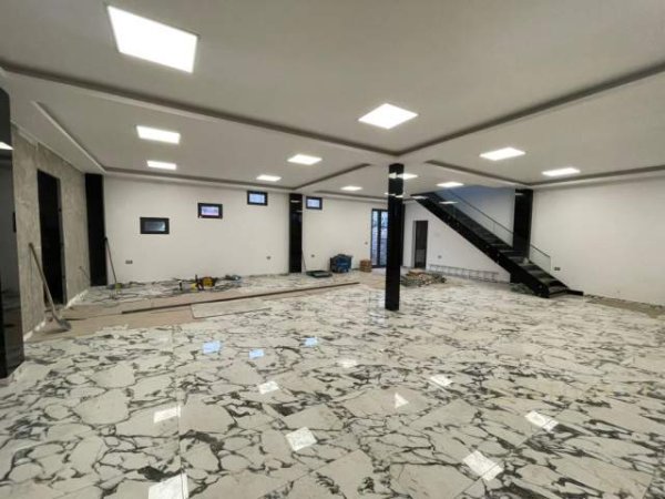 Tirane, jepet me qera ambjent biznesi Kati 1, 300 m² 2.000 Euro (Kombinat)