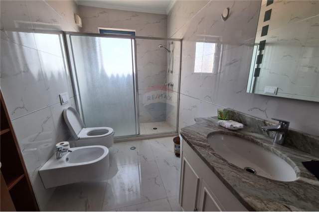 Tirane, jepet me qera apartament 2+1+BLK Kati 6, 122 m² 800 Euro (Bllok)