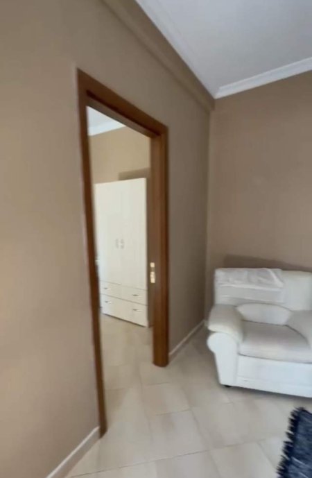 Tirane, jepet me qera shtepi 1+1 Kati 1, 62 m² 38.000 Leke (Rruga e Dibres,Selvia)