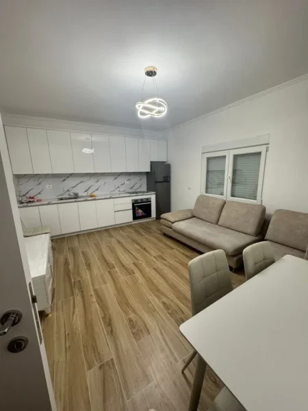 Tirane, jepet me qera apartament 1+1 Kati 2, 65 m² 400 € (shkoze)