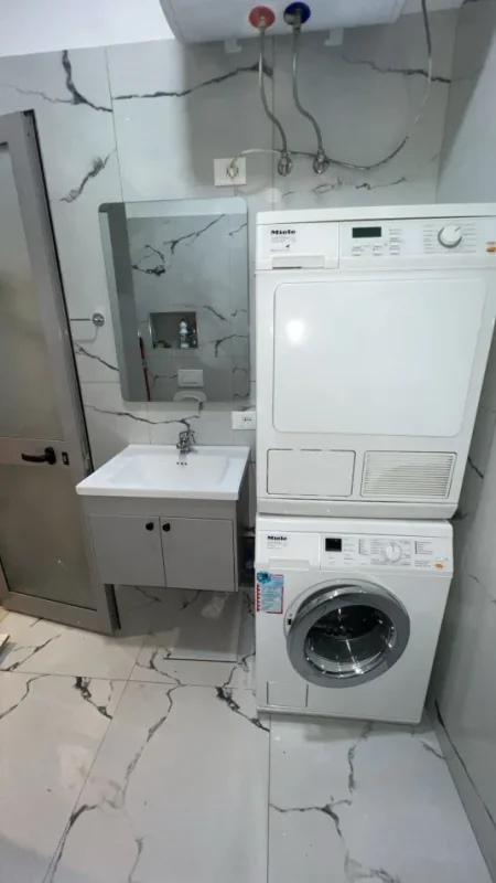 Tirane, jepet me qera apartament 1+1 Kati 1, 50 m² 650 € (Rruga Barrikadave)