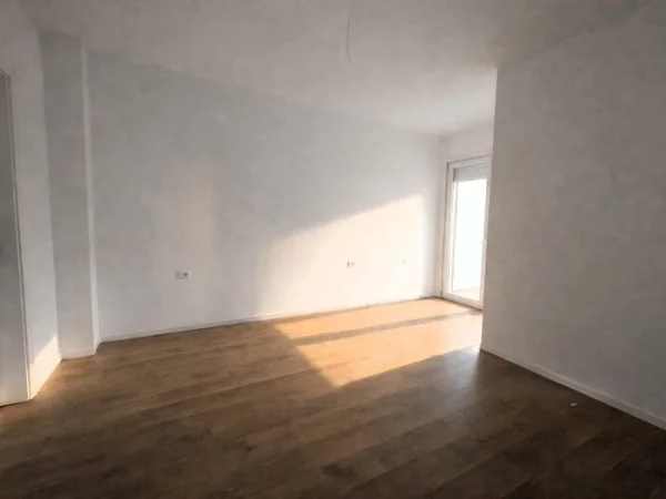 Tirane, jepet me qera zyre Kati 2, 136 m² 1.200 € (pazari ri)