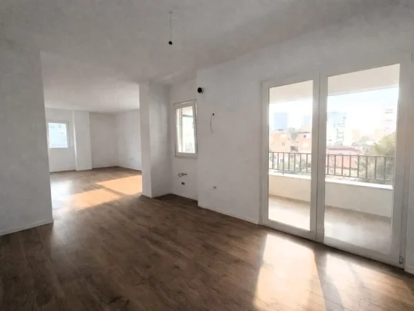 Tirane, jepet me qera zyre Kati 2, 136 m² 1.200 € (pazari ri)