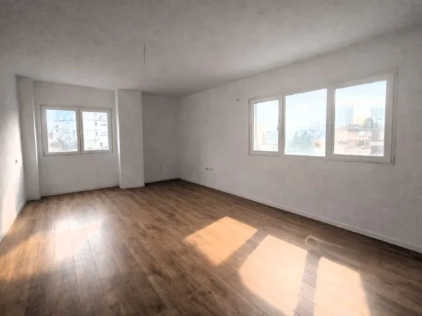 Tirane, jepet me qera zyre Kati 2, 136 m² 1.200 € (pazari ri)